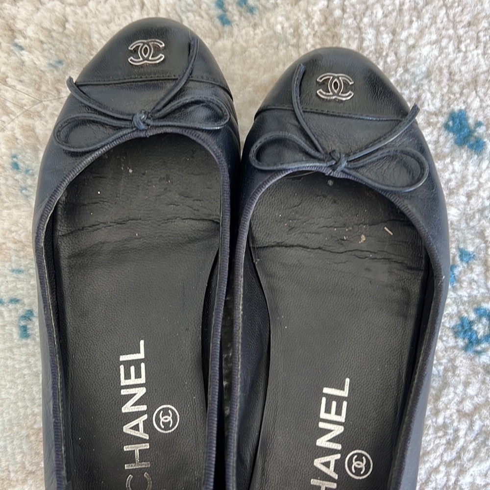 Chanel navy blue Interlocking CC logo leather ballet flats 35 - Picture 2 of 6